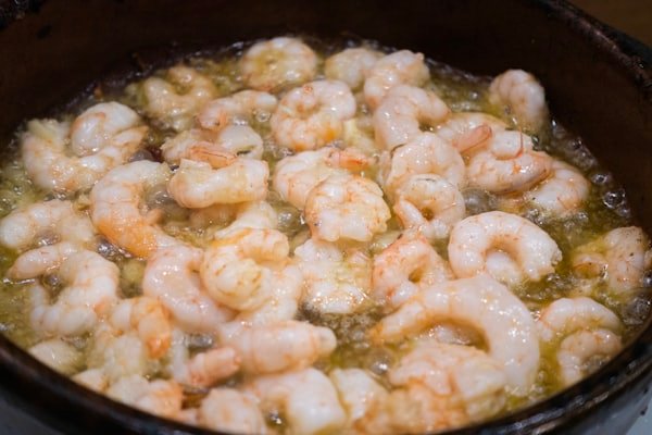 Albóndigas caseras guisándose en la cazuela