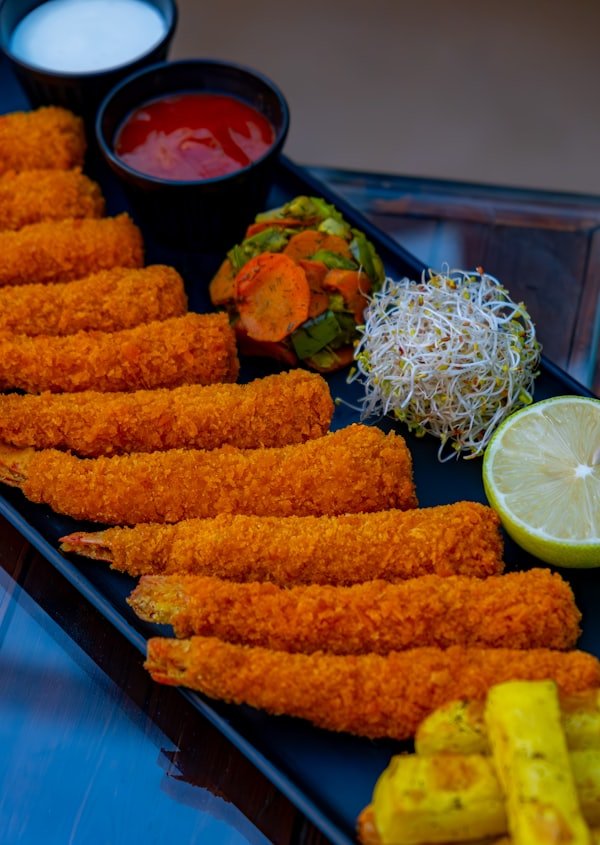 Fuente de fritura de pescado con salsas para mojar