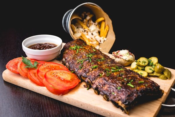 Costillas asadas con tomate y patatas, la barbacoa del Bar No Sé