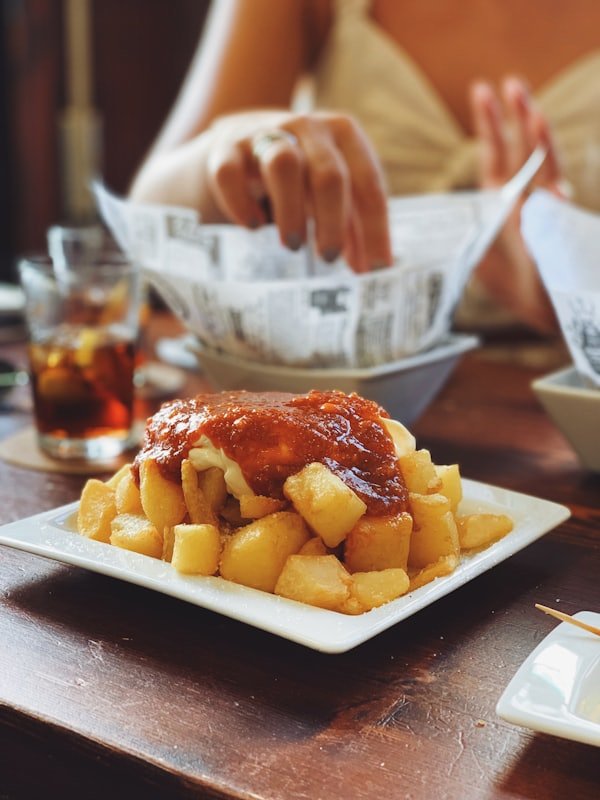 Ración de calamares fritos a la andaluza con salsa