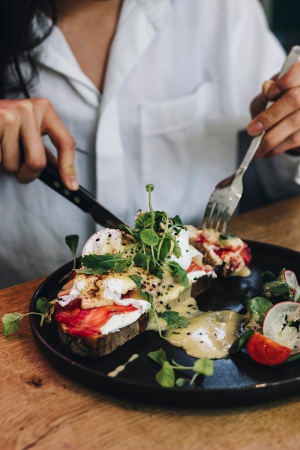 Ensalada de verano fresca con verduras en plato oscuro