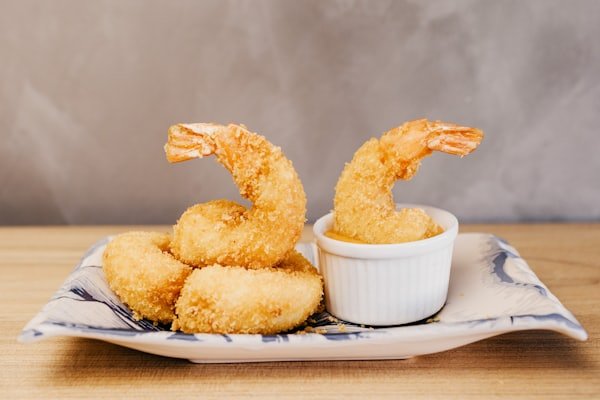 Tiras de pollo fritas y crujientes servidas en plato