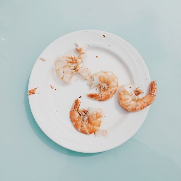 Gambas fritas servidas en plato blanco para tapear