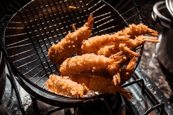 Pinchitos de pollo especiados haciéndose sobre la brasa