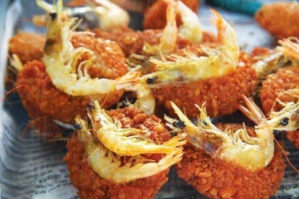 Tortitas de camarones fritas y apiladas en el plato