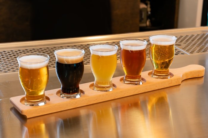 Fila de cañas de cerveza servidas en bandeja de madera